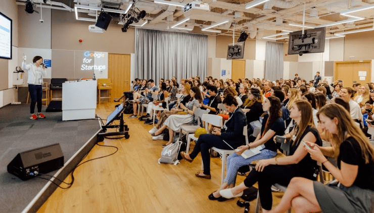 Googler Emma Haruka Iwao sharing her journey to break the world record for calculating the most accurate value of Pi 